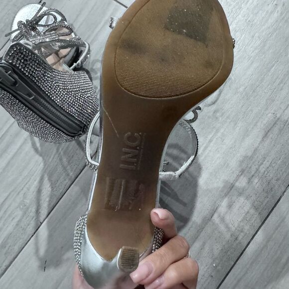 Women's Nolino Beaded Bow T-Strap Dress Sandals - Picture 8 of 10